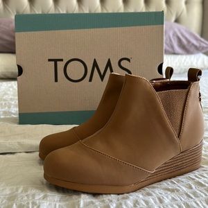 Toms nubuck wedge booties size 6